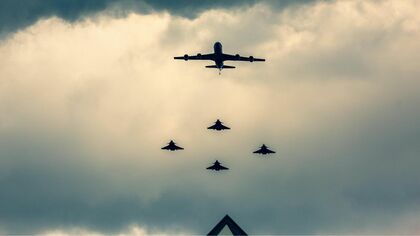 In Rüstungsaktien oder Verteidigungs-ETF investieren