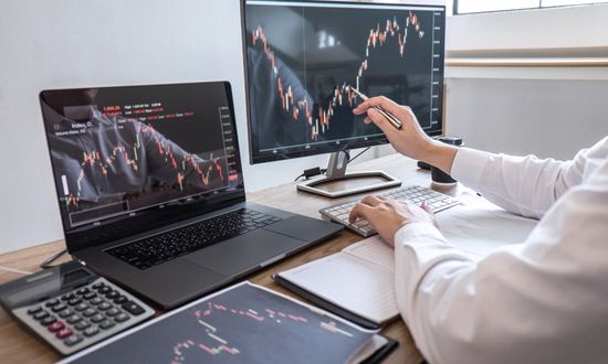XTB vs. Interactive Brokers: Welchen Broker sollte man für den Handel wählen?