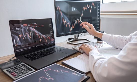 XTB vs. Interactive Brokers: Welchen Broker sollte man für den Handel wählen?