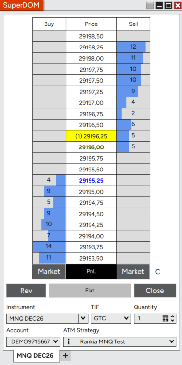 NinjaTrader SuperDOM für MNQ DEC26 mit Preisleiter, Bid- und Ask-Mengen und ATM-Strategie Rankia MNQ Test